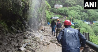 भारतको उत्तराखण्डमा पहिरोमा पुरिएका १६ जना नेपालीको खोजी जारी