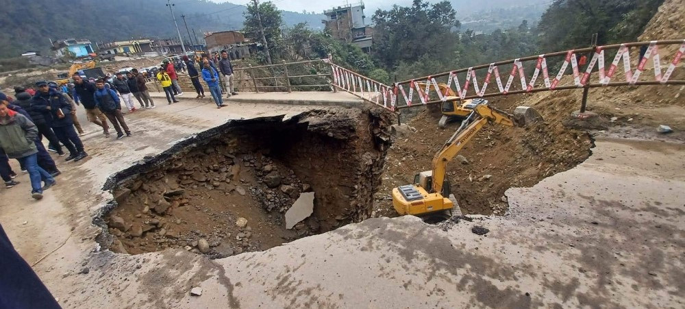बर्षातले सडक भासिँदा पृथ्वीराजमार्ग अवरुद्ध