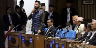 ‘जहाज चढेका सचिवको कठालो समात्ने,माधव नेपाललाई विदेश जान दिने ?’:रवि लामिछाने