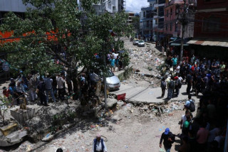 काठमाडौं कपनको साततलेमा महानगरको डोजर, स्थानीयको अवरोधले विवाद