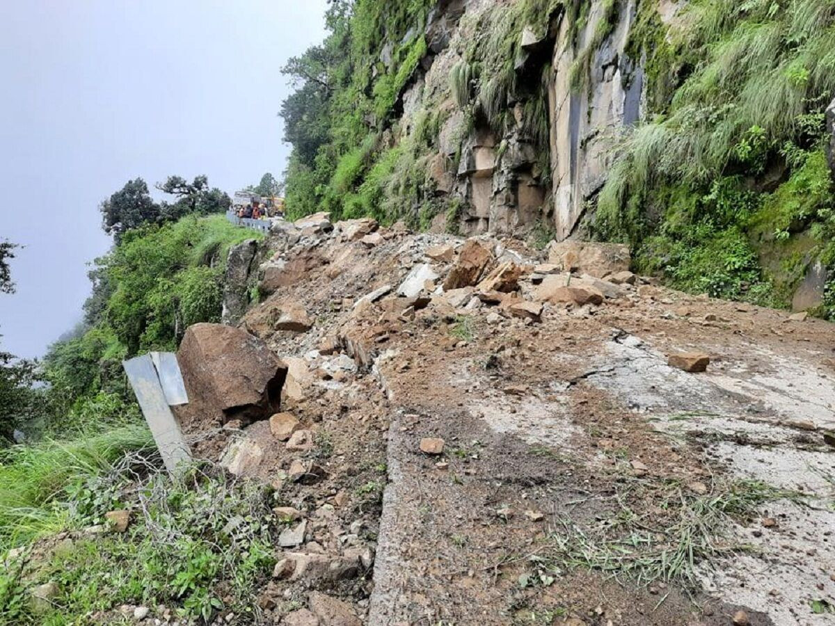 पहिराेका कारण भीमदत्त राजमार्ग पाँच दिनदेखि अवरुद्ध, यात्रुलाई सास्ती