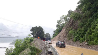 पहिरोले अवरुद्ध पृथ्वी राजमार्ग दुईतर्फी सञ्चालन