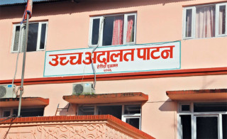 सुर्तीजन्य पदार्थ बिक्री रोक्ने काठमाडौं महानगरको निर्णय कार्यान्वयन नगर्न आदेश