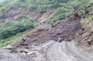 पहिरोले जयपृथ्वी राजमार्ग अवरुद्ध