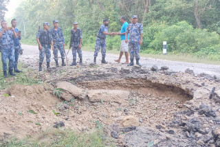 बाँकेमा बम विस्फोट, सडक नै पर्यो भ्वाङ