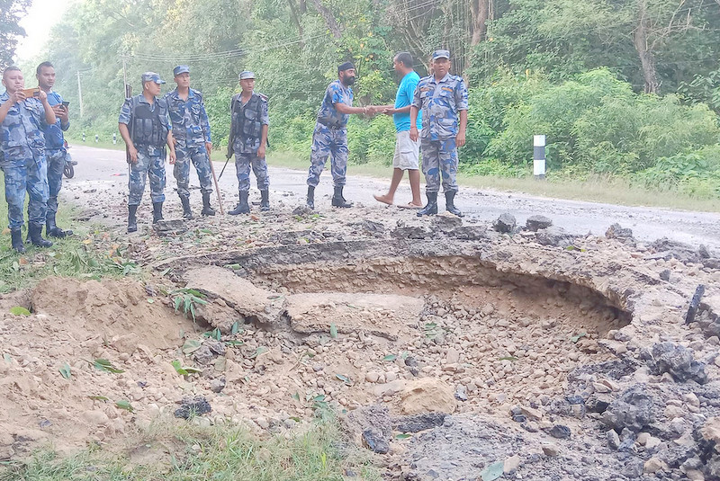 बाँकेमा बम विस्फोट, सडक नै पर्यो भ्वाङ