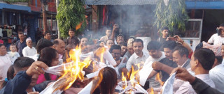 सरकारले ल्याएको शिक्षा विधेयकमा शिक्षकहरु आन्दोलित,विधेयकको ड्राफ्ट नै जलाईयो, ३ गतेदेखी पठनपाठन ठप्प पार्ने चेतावनी(खासखबर)