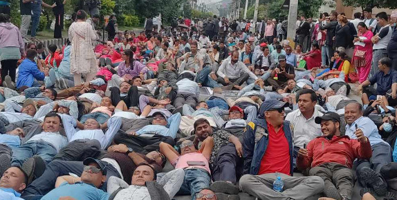 काठमाडौंका सडकमा दिउँसै सुतेर राहत शिक्षकको आन्दोलन