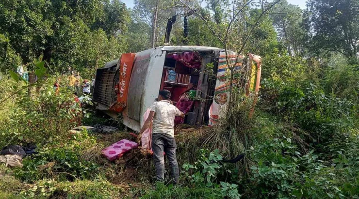 सल्यानमा बस दुर्घटना हुँदा दुई जनाको मृत्यु, १६ जना घाइते