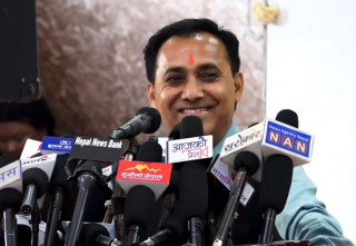 ‘कांग्रेस ३२ सीटेको पछि हिँड्यो भन्ने एमाले कोशीमा ८ सीटेको पछि हिड्यो’ : विश्वप्रकाश शर्मा