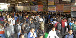 राजधानीबाट बाहिरिने यात्रुको चाप धान्न मुस्किल, बिचौलियालाई कारबाही गरिने चेतावनी, सुरक्षा व्यवस्था चुस्त दुरुस्त बनाएको प्रहरीको दाबी(खासखबर)