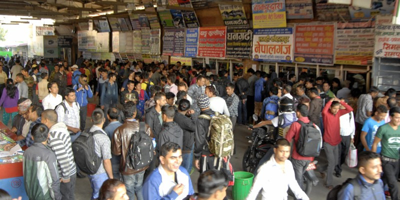 राजधानीबाट बाहिरिने यात्रुको चाप धान्न मुस्किल, बिचौलियालाई कारबाही गरिने चेतावनी, सुरक्षा व्यवस्था चुस्त दुरुस्त बनाएको प्रहरीको दाबी(खासखबर)