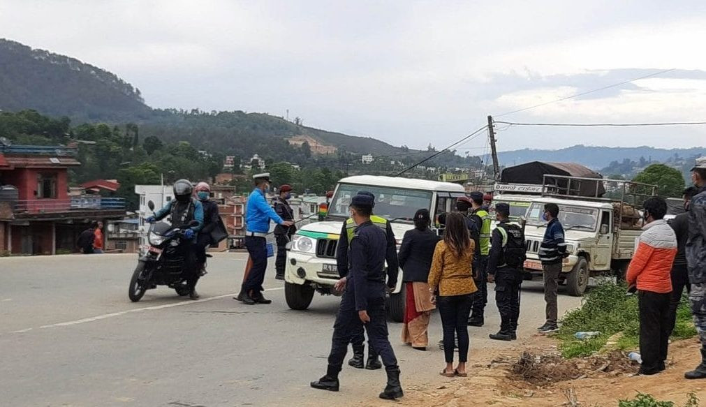 दशैँ मनाउन बाहिर गएकाहरू फर्किन थालेपछि काठमाडौं भित्रिने नाकामा भीड बढ्यो