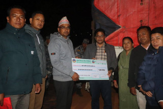 रामपुर नगरपालिकाद्धारा जाजरकोटमै पुगेर सहयोग हस्तान्तरण