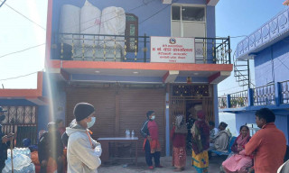 वडाध्यक्षले राहत वितरणमा पक्षपात गरेपछी भूकम्प पीडितले वडा कार्यालयमै ताला लगाए