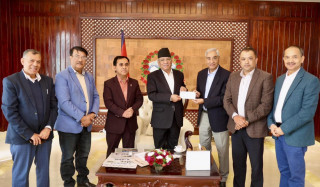 शेरबहादुर देउवाले प्रचण्डलाई बुझाए ५० लाख रुपैयाँको चेक