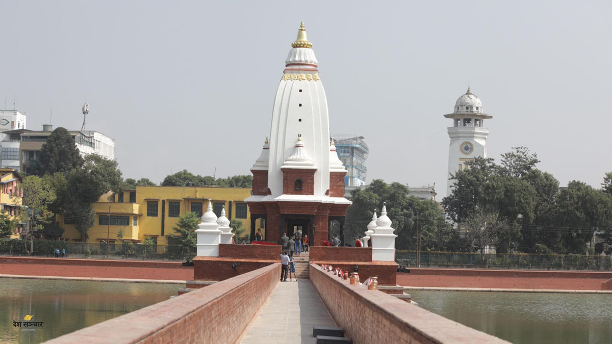 दिदीबहिनी एवम् दाजुभाइ नहुनेले बालगोपालेश्वर र खञ्जनेश्वर महादेवमा टीका लगाउँदै