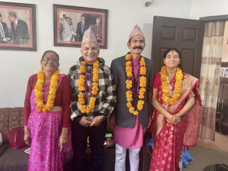 पूर्व प्रधानमन्त्री  भट्टराईले दिदी र बहिनीको हातबाट लगाउनुभयो टीका