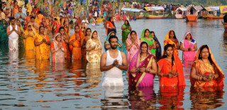 सूर्य देवको उपासना गर्दै मनाइने छठको रौनक शुरु, तराईका जिल्लामा झिलिमिली, सूर्यको ताप शरिरमा प्रवाह गरी आरोग्यता प्राप्त गर्ने पर्व(खासखबर)