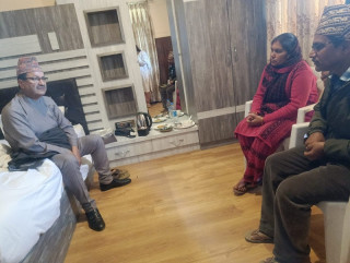 विपीन जोशीका बुबाआमाले भेटे परराष्ट्रमन्त्रीलाई