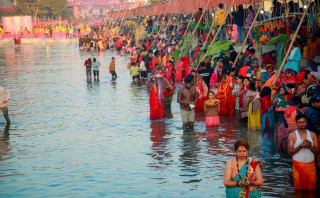 आज छठ पर्वको मुख्य दिन, अस्ताउँदो सूर्यलाई अर्घ दिइँदै