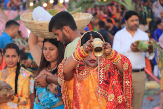 उदाउँदो सूर्यलाई अर्घ्य दिएर  छठ समापन गरिँदै