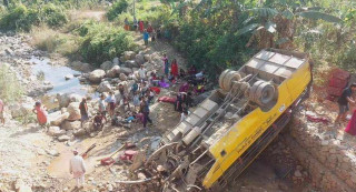 उदयपुरमा स्कुल बस दुर्घटना : चालकसहित तीन जनाको मृत्यु, ३९ घाइते