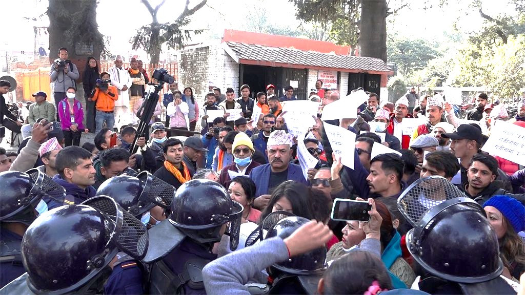 पर्यटनमन्त्री किराँतीलाई तत्काल बर्खास्त गर्न माग गर्दै विरोध प्रदर्शन 