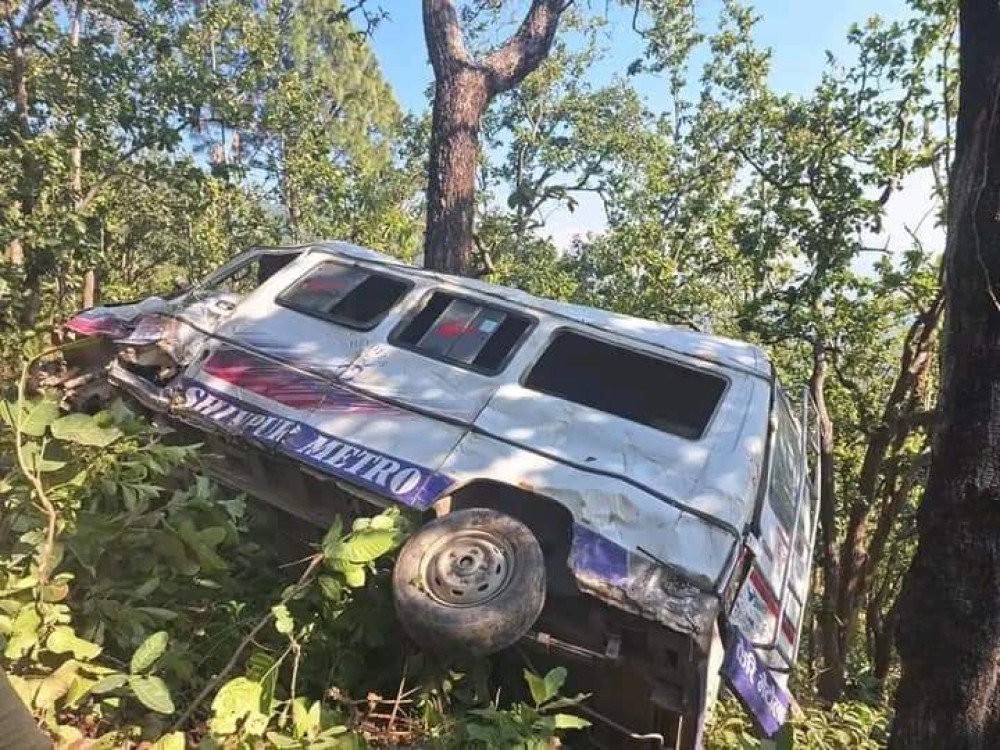 प्यूठानमा माइक्रो बस दुर्घटना