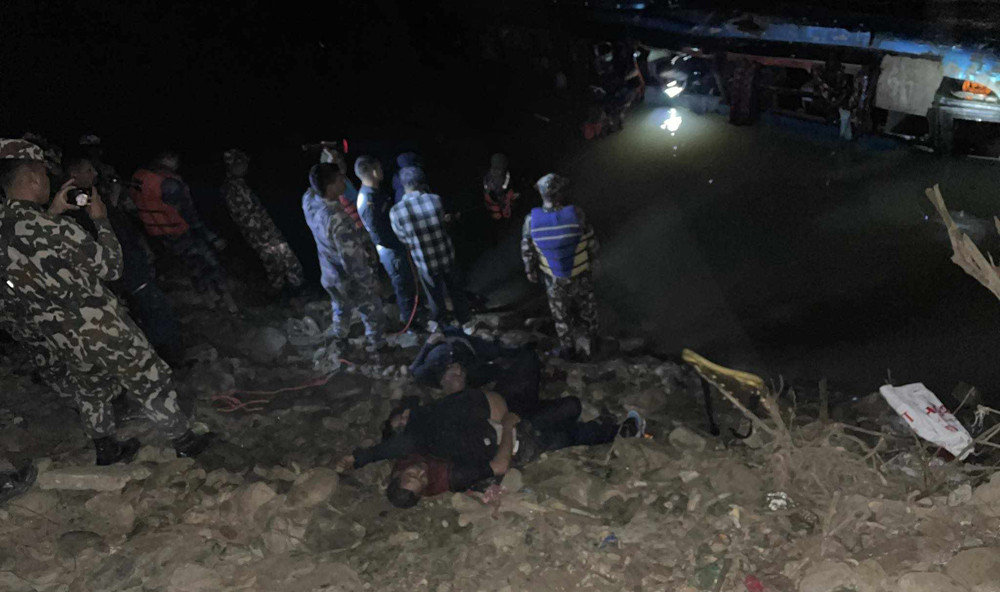 अपडेट : त्रिशूली नदीमा खसेकामध्ये चार यात्रुको मृत्यु, ३३ जनाको जीवितै उद्धार