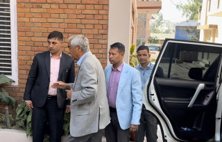 माधव नेपाललाई भेट्न सभापति देउवा कोटेश्वरमा