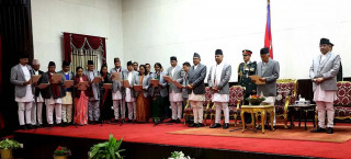 नवगठित मन्त्रीपरिषद् २० सदस्यीय बन्यो,गल्ति महसुस गरेर अगाडि बढ्ने एमालेको प्रतिवद्धता, काउण्टर समिकरणका लागि देउवाको रणनिति भने जारी(खासखबर)