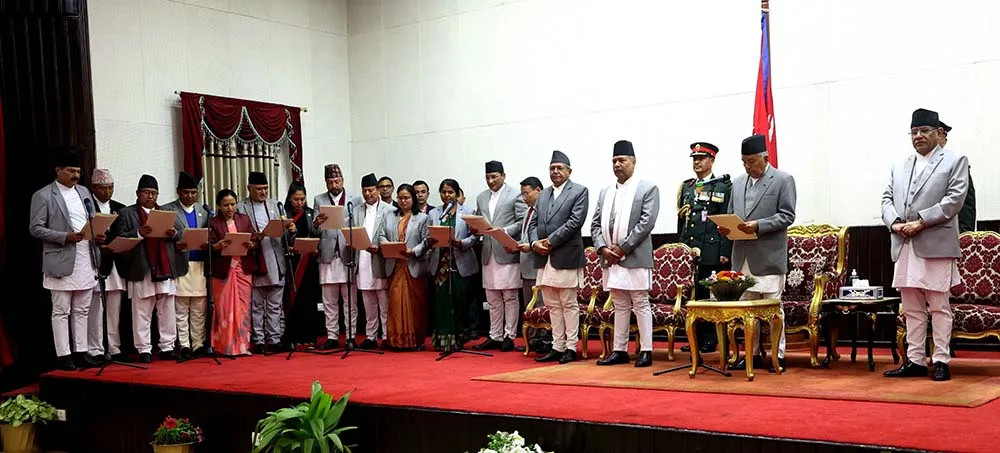 नवगठित मन्त्रीपरिषद् २० सदस्यीय बन्यो,गल्ति महसुस गरेर अगाडि बढ्ने एमालेको प्रतिवद्धता, काउण्टर समिकरणका लागि देउवाको रणनिति भने जारी(खासखबर)
