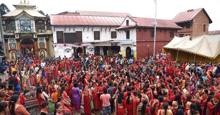 महाशिवरात्रि पर्व : भगवान शिवका लागि आजको रात निकै प्रिय,पशुपतिनाथमा भक्तजनको घुईचो(खासखबर)