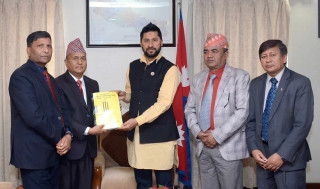 सुन तस्करी जाँचबुझ आयोगले गृहमन्त्रीलाई बुझायो प्रतिवेदन