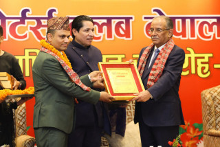 रिपोर्टर्स क्लब नेपालका कोषाध्यक्ष कार्की वार्षिकोत्सवको अवसरमा प्रधानमन्त्री प्रचण्डबाट सम्मानित
