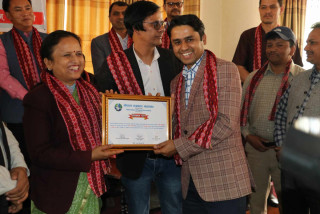पत्रकार जीवन भण्डारी पत्रकार महासंघ काठमाडौंद्वारा पुरस्कृत