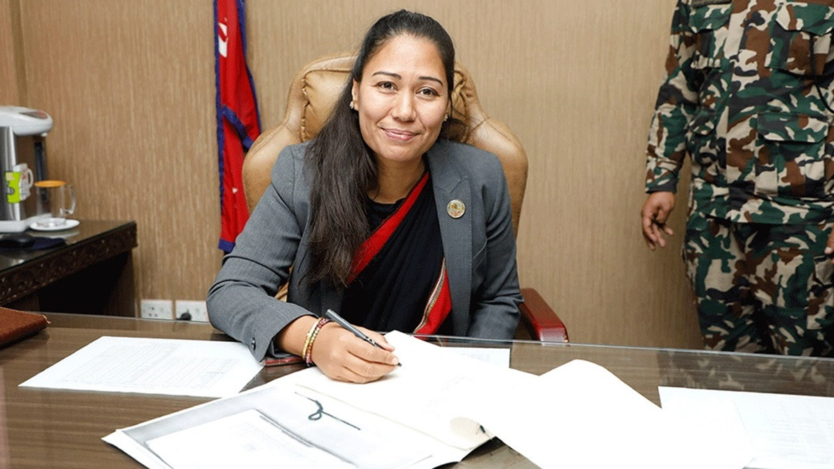 शिक्षकहरुलाई राजनीतिबाट मुक्त गर्ने बहसले फेरि तरंग, निर्णय कार्यान्वयन गरिछाड्ने शिक्षामन्त्रीको चेतावनी, कारवाही गरेर देखाउन शिक्षकहरुको चुनौती(खासखबर)