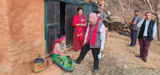 सांसद भण्डारी गुल्मी आगलागी पीडितका घरआँगनमा, सहयोगका लागि पहल गर्ने