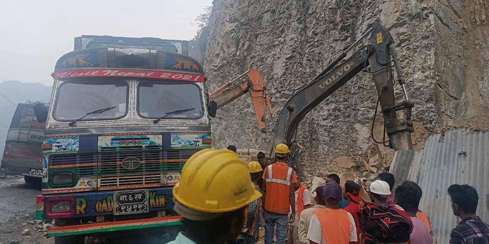 नारायणगढ–मुग्लिन सडकमा पहिरो खस्दा स्काभेटर चालकको मृत्यु