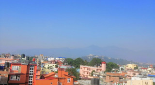 बिहानैदेखि चर्को घाम, गर्मीले जनजीवन प्रभावित