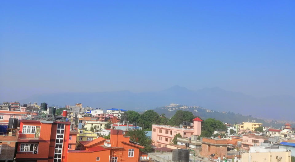 बिहानैदेखि चर्को घाम, गर्मीले जनजीवन प्रभावित