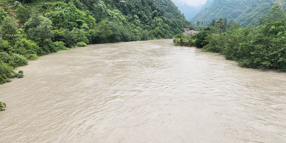 ताप्लेजुङमा भिषण वर्षापछी पहिरोसँगै आएको बाढीले तमोर नदी नै थुनियो