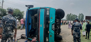 रौतहटमा बस दुर्घटनाः एकको मृत्यु, १३ घाइते
