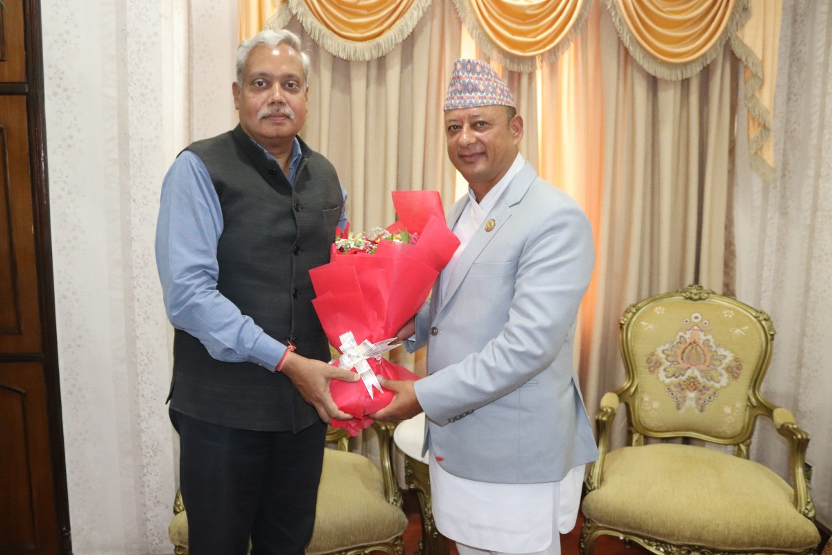 ऊर्जामन्त्री दीपक खड्का र नेपालका लागि भारतीय राजदूत श्रीवास्तवबीच शिष्टाचार भेट