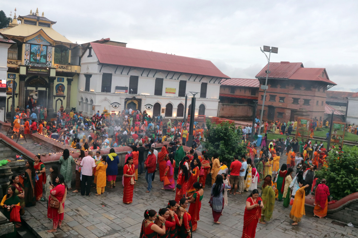 आज साउनको पहिलो सोमबार : शिव मन्दिरमा बिहानैदेखि भक्तजनको भीड, यस्तो छ महिमा