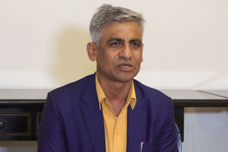 कुटपिट गर्ने र शौचालयमा थुन्ने धम्की दिएको भन्दै कोशीका पूर्व मुख्यमन्त्री कार्की विरुद्ध सचिवको उजुरी