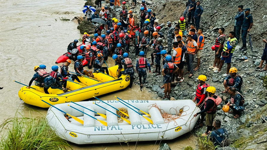 सिमलताल पहिरोमा परी त्रिशूलीमा बेपत्ता बस नभेटिएपछि भारतीय टोली फर्कियो