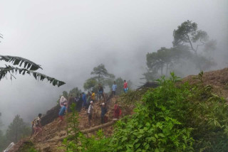 गुल्मीमा पहिराले घर बगाउँदा पुरिएर चार जनाको मृत्यु