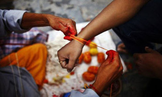 आज रक्षाबन्धन एवं जनैपूर्णिमा पर्व देशभर मनाइयो, विधिपूर्वक मन्त्रिएको जनै र रक्षासूत्र धारण गरेमा नकारात्मक तत्वबाट सुरक्षा प्राप्त हुने धार्मिक विश्वास (खासखबर)